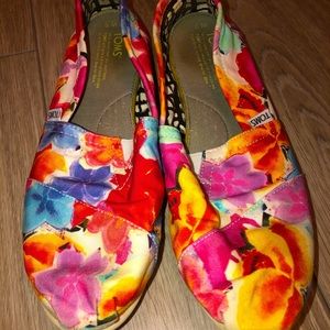GUC TOMS Floral Shoes Women’s size 10